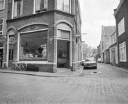 881007 Gezicht op het pand van slagerij H. van Bekkum (Nieuwegracht 78) t Utrecht, met rechts de Keukenstraat.